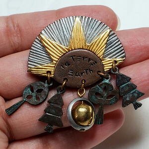 LCi International La Terre Earth Brooch Liz Claiborne Pin 1.25" Mixed Metal